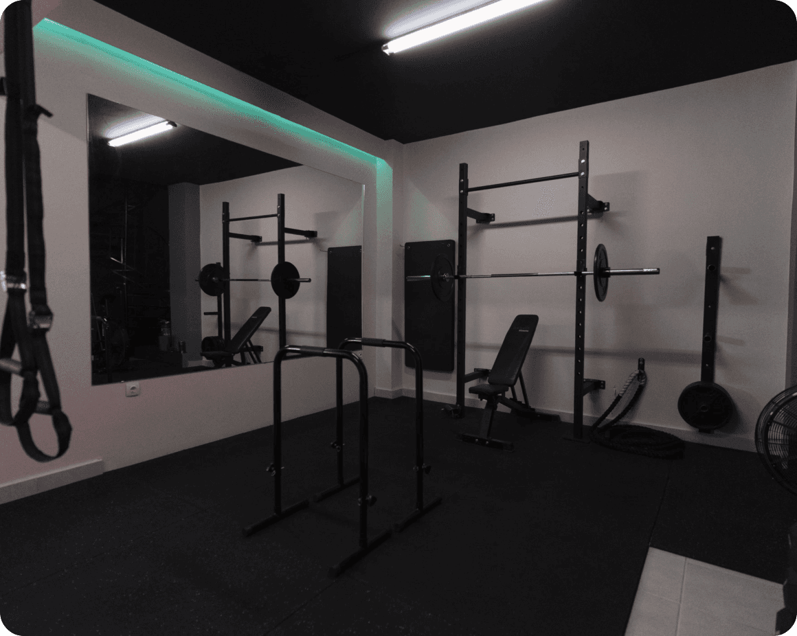 Αίθουσα personal training με μπάρες και βάρη στο Top Training