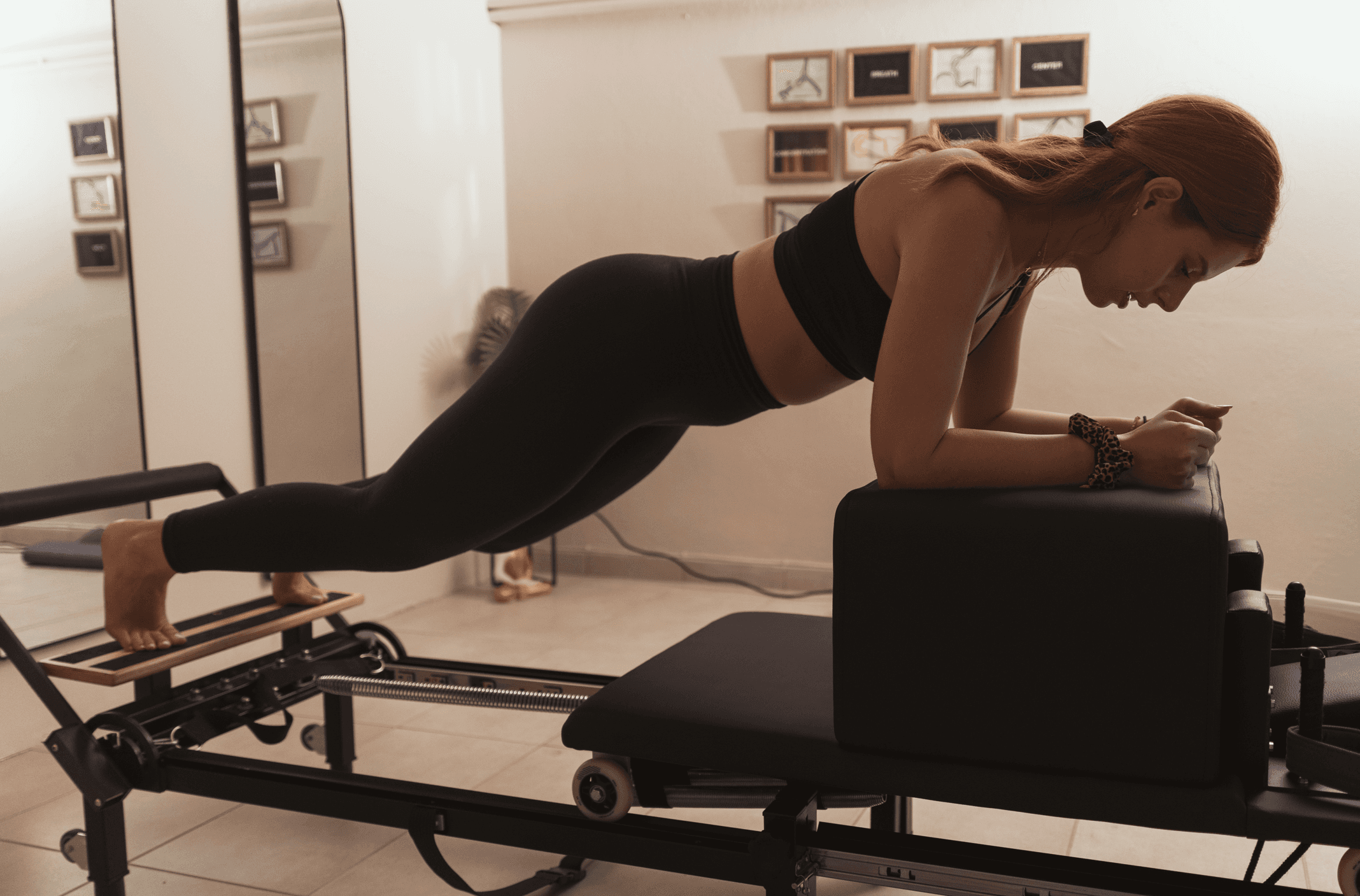 Αθλήτρια εκτελεί προσαρμοσμένη άσκηση σε Pilates Reformer