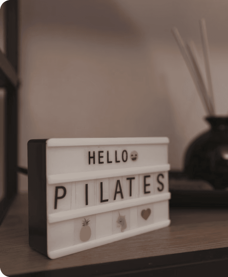 Διακοσμητική πινακίδα Hello Pilates στον χώρο Pilates