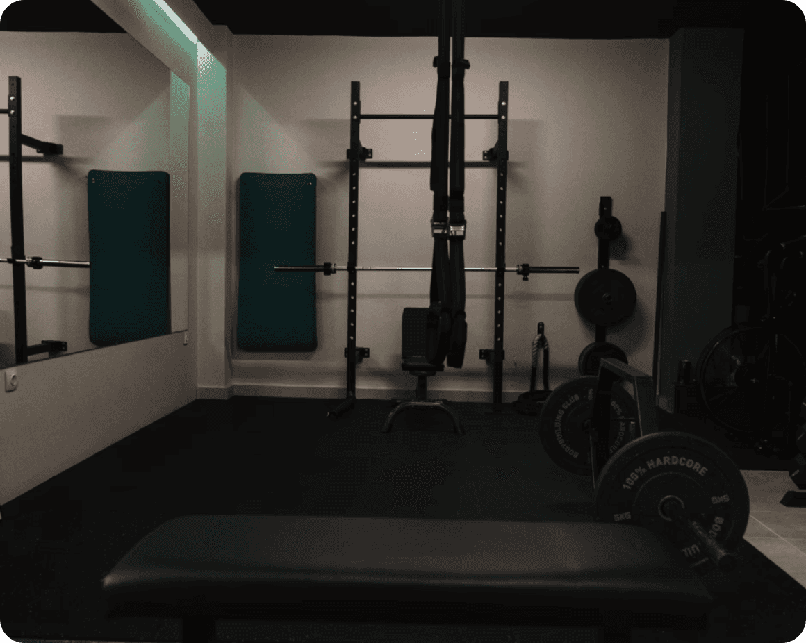 Πάγκος, βάρη και ιμάντες στην αίθουσα personal training