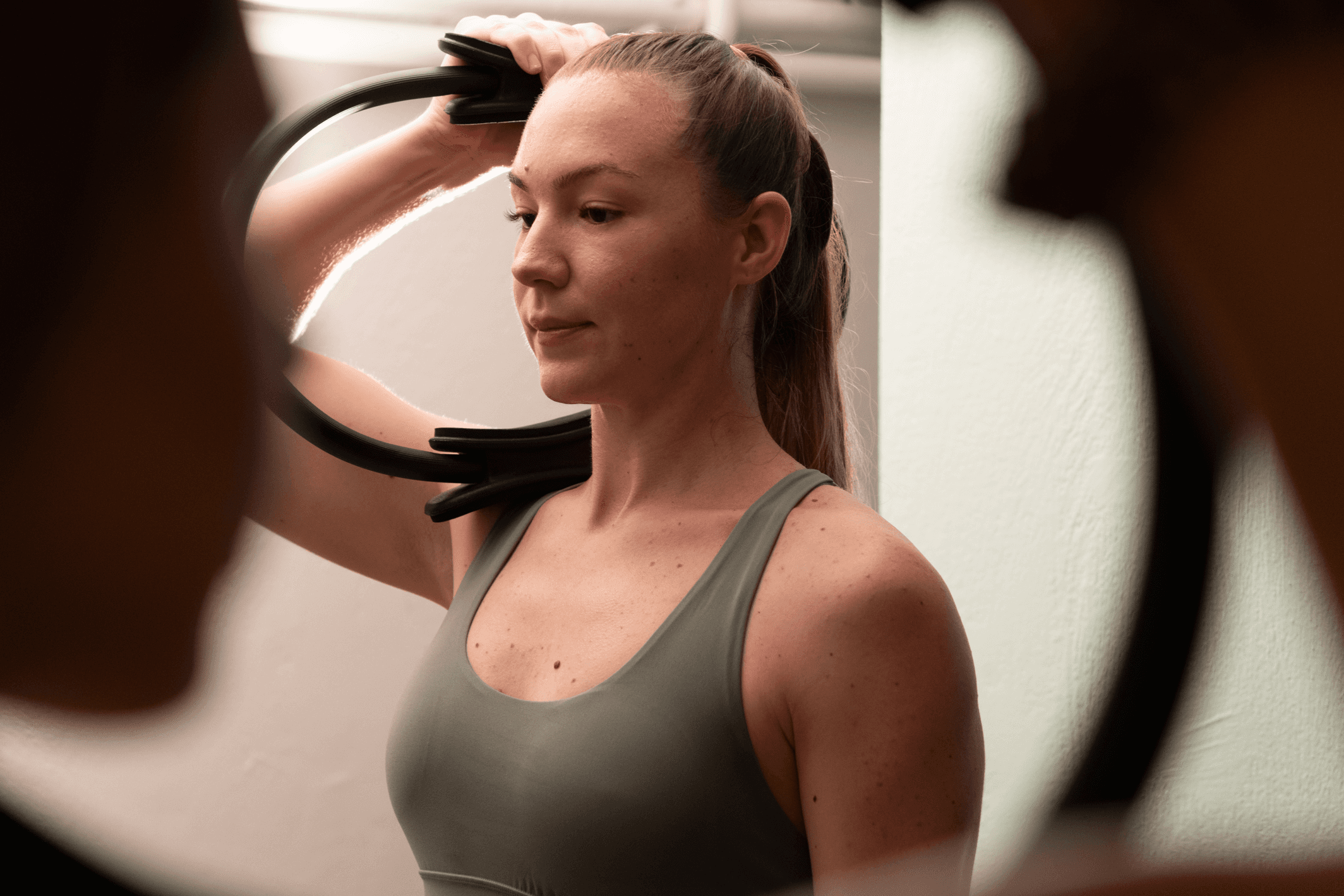 Αθλήτρια εκτελεί άσκηση με Pilates ring